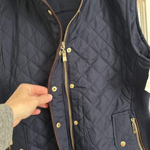 Women’s blue puffer vest, NWT, hood with faux fur, large - Picture 4 of 7